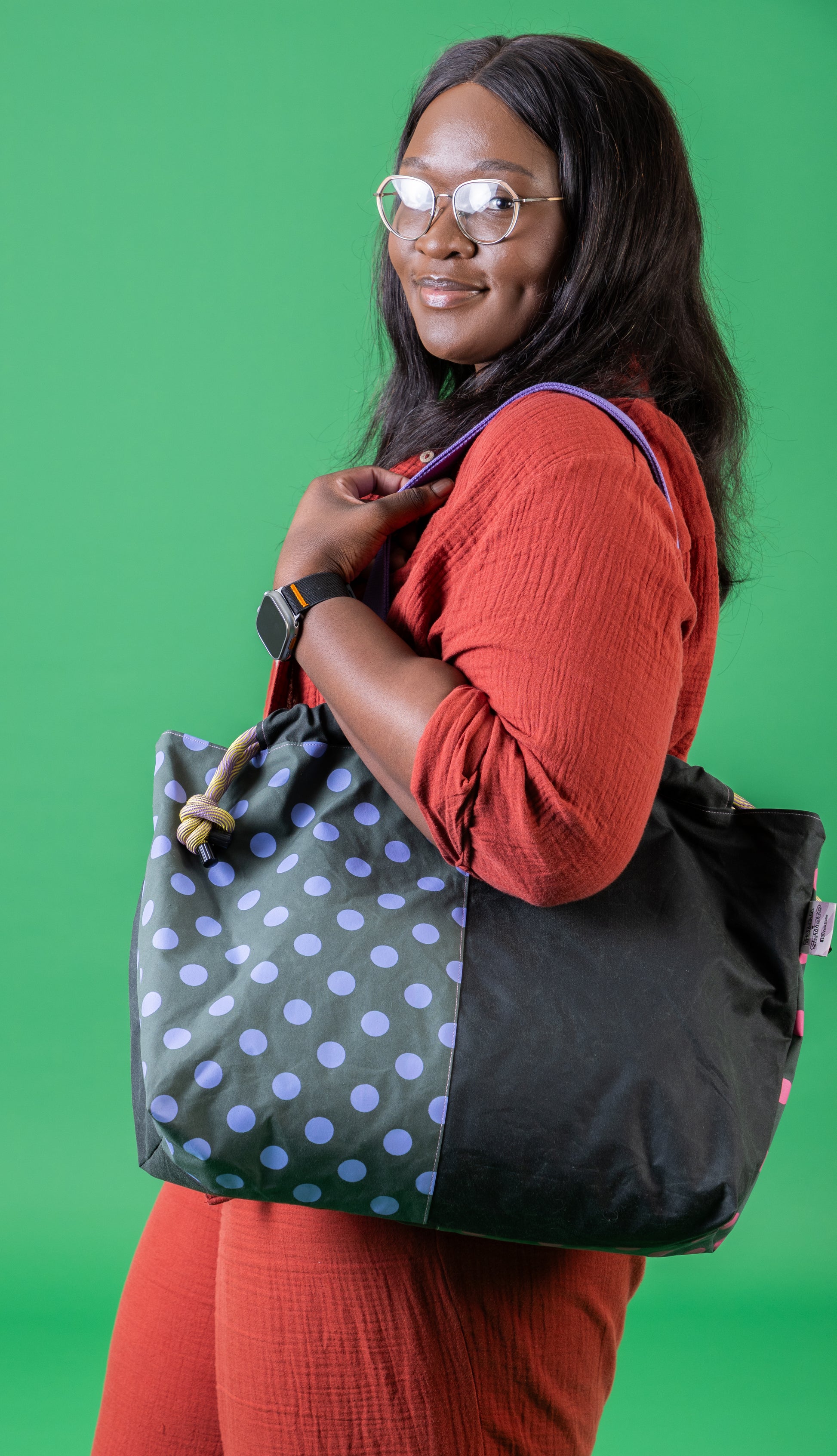 Polka Dots Maxi Tote Bag: Stylish Two-Colour Print for Fashion Enthusiasts